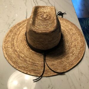 Men’s straw sun hat with nice band.   Very good condition.